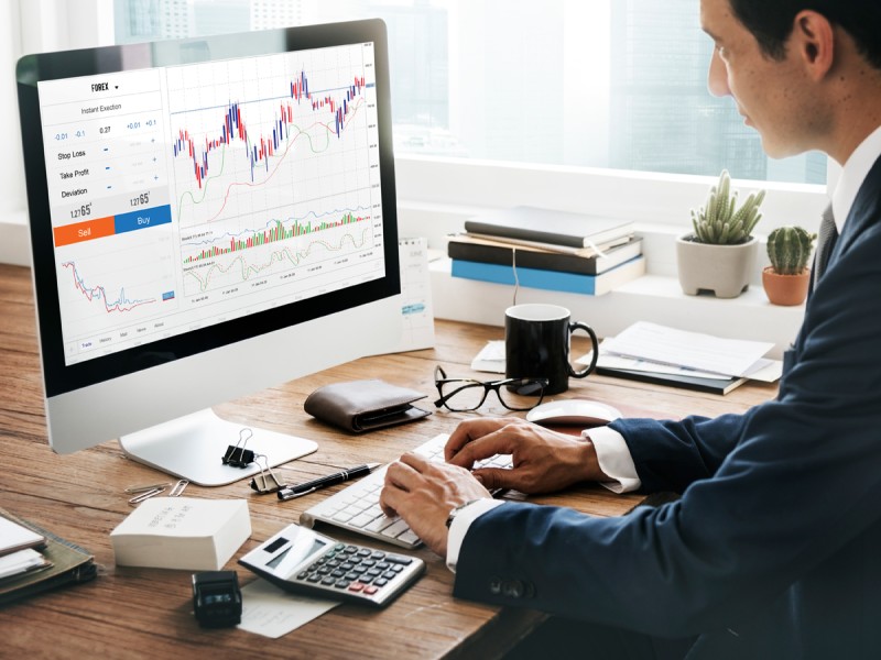 Savings account or investing: which yields more in the long term?
